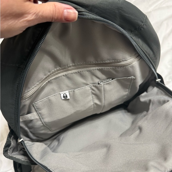 Baggallini Securetex Anti-Theft Getaway Backpack Grey New with Tags - Picture 10 of 11